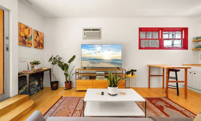 Silver Strand Apartment | Artistic Venice Beach Canals Studio w/Rooftop & Sauna!