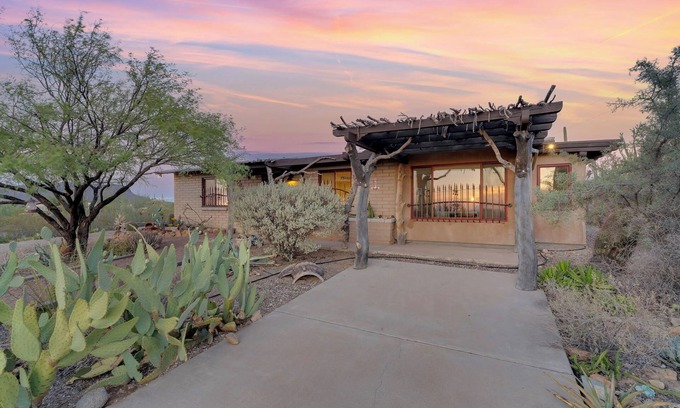 Picture Rocks House | Artist’s Delight, Conveniently Remote Saguaro Saturated Views