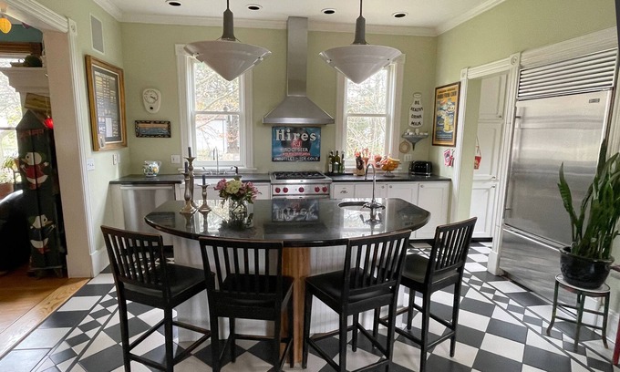 Old North End House | Artists' Victorian Home , Hill Section, close to UVM, Hospital, Downtown