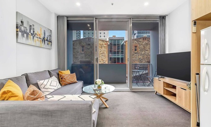 Adelaide Central Business District Apartment | Artsy at East End A Modern Inner city Retreat
