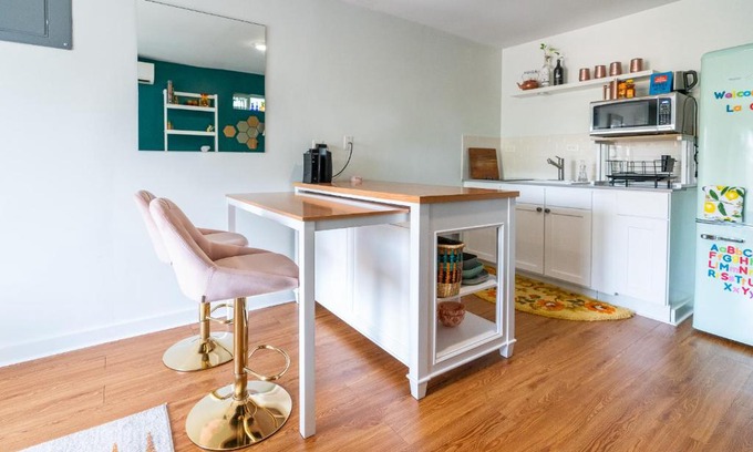 Dawson Apartment | Artsy, private Gem near Iconic South Congress