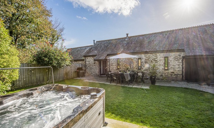 Liskeard Cottage | As a former cider press, Hob Nob is no stranger to a gathering of family and friends. It's delightfu