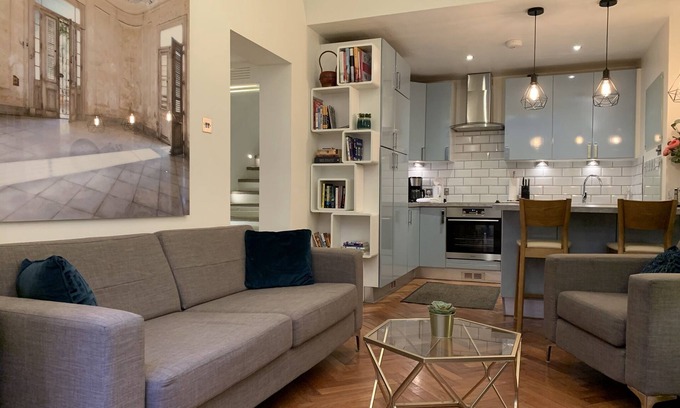 Campden Apartment | As seen on TV's House Hunters International - Hyde Park, W2 3 bedroom flat