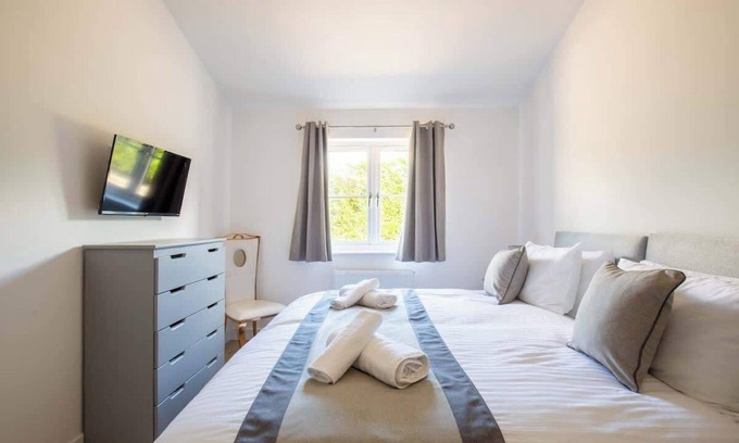 Ampney Crucis House | Ascot | Modern Cotswolds Stay with Workspace