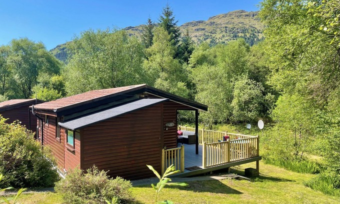 Loch Eck Cabin | Ash Lodge – Romantic Log Cabin, with Hot Tub, Sleeps 2