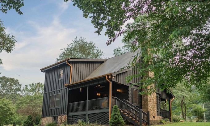 Cherry Log Apartment | Aska Creekside Cabin | Modern Interior w/Fireplace