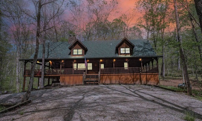 Logan Cabin | Aspen Hollow Lodge: Luxurious 5 Bedroom/4 Bathroom Space for 18 in Hocking Hills
