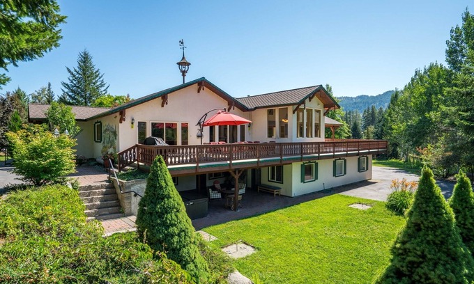 Leavenworth House | Aspen Meadow Retreat - Large Home with Views