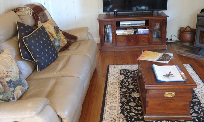 Daylesford Cottage | ASTLEY COTTAGE SPA & KING BED WITH FREE WIFI & Netflix