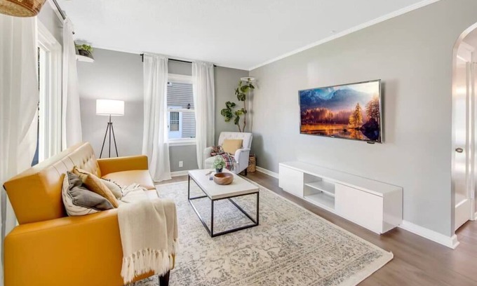 St. Louis Park House | Astounding 💜 The City's Best Home - Sleeps 10