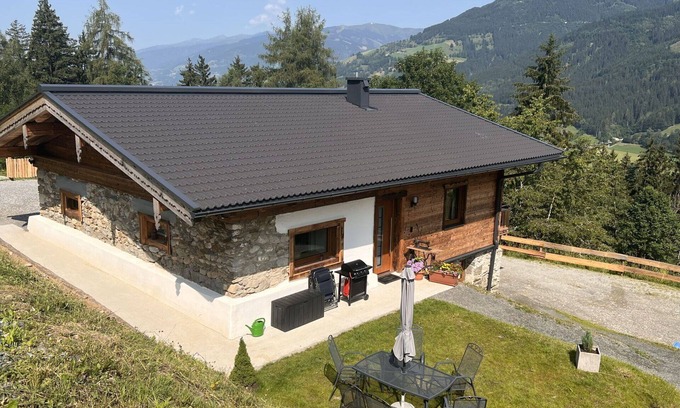 Bruck an der Grossglocknerstrasse House | Stunning private villa for 6 guests with WIFI, TV, patio, pets allowed and panoramic view