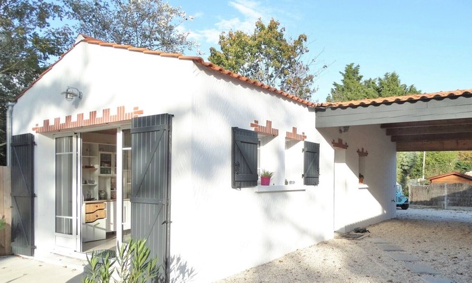 Saint-Hilaire-de-Riez House | At La Fradinière, pretty little vacation home & its 1850 m² garden