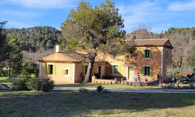 Menerbes Apartment | At the foot of the Abbey of Saint-Hilaire on the bucolic road to Bonnieux