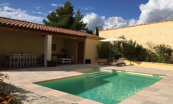 Maubec House | At the foot of the Luberon, beautiful Provencal house with pool and views of the Luberon
