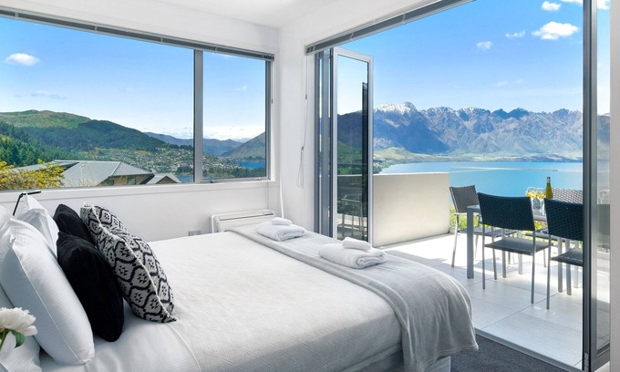 Fernhill House | Ataahua - Luxury home with spa pool - 3km to town