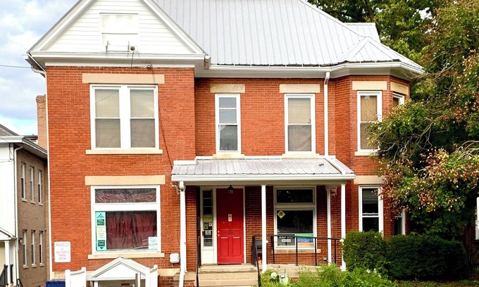 Athens Apartment | Athenian Apartment-Uptown:1 block to Court Street & 2 blocks to College Green.
