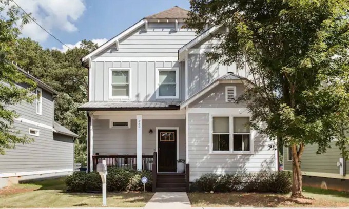 Athens House | Athens Spacious 4B/2.5B - 1 Mile to Downtown