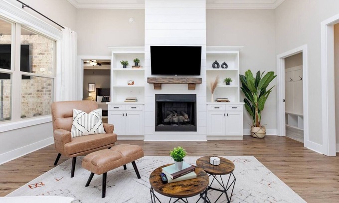 Kathleen House | AtHome+1 Stay | Luxe 3BR | Sleeps 10