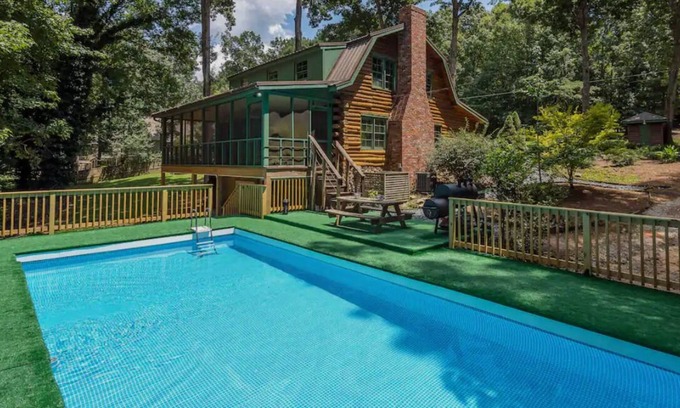 Stockbridge Cabin | Atlanta Getaway 4-BR Cabin W/Swimming Pool, Hot Tub, Game Room, High-Speed WiFi