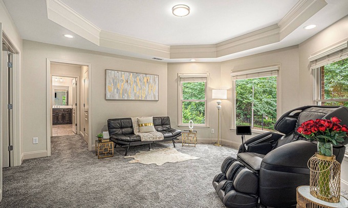 Stockbridge House | Atlanta Luxurious 6000 SqFt 9 Bedrooms w/Hot Tub