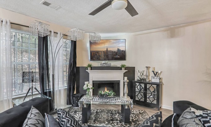 College Park House | Atlanta luxury vibes w/fast Wi-Fi & hot tub -3 mins to Atl airport