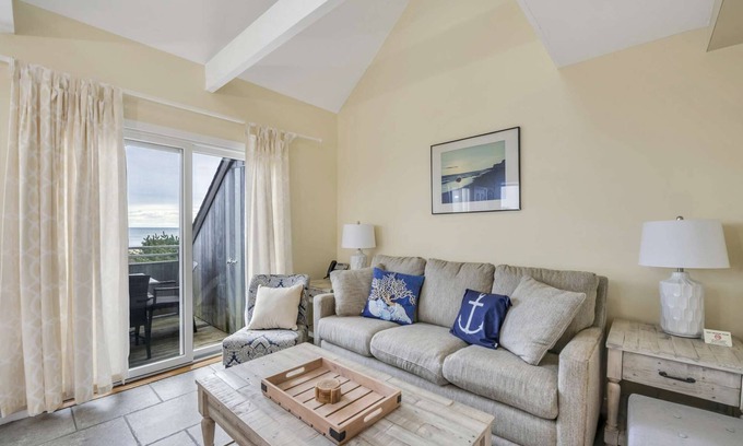 Napeague Apartment | Atlas' Cozy 1BR Beachside Home | TennisLoftWiFiPKG
