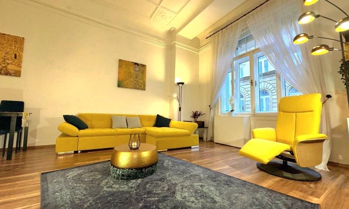 Erzsebetvaros Apartment | Atmosphere inspired by Klimt in the youthful center of the city.