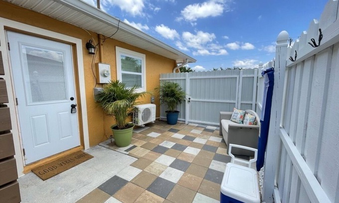 Golden Gate Apartment | Attached Apartment-private patio-centrally located