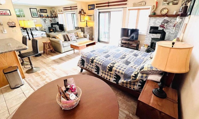 Bartlett Apartment | Attitash Mountain Village Studio - Slope View - Ski - Storyland