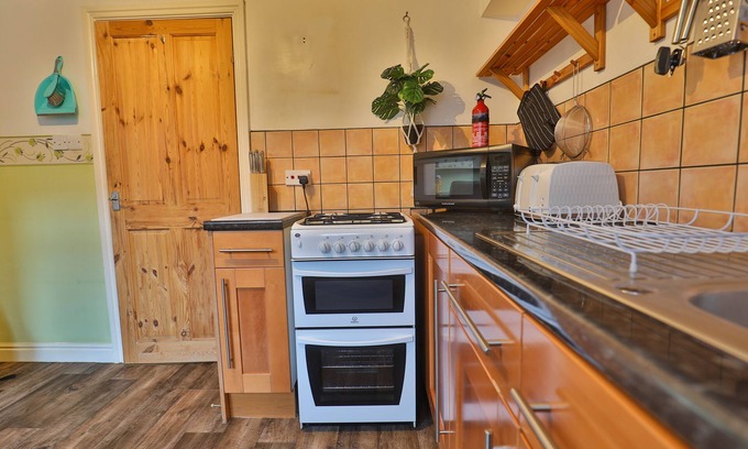 Hull House | Attractive property in Hull, with excellent road links shops and eateries.