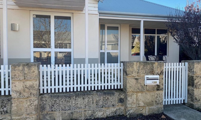 Atwell House | Atwell Family Accommodationn3 bedroom x 2 bathroom family home