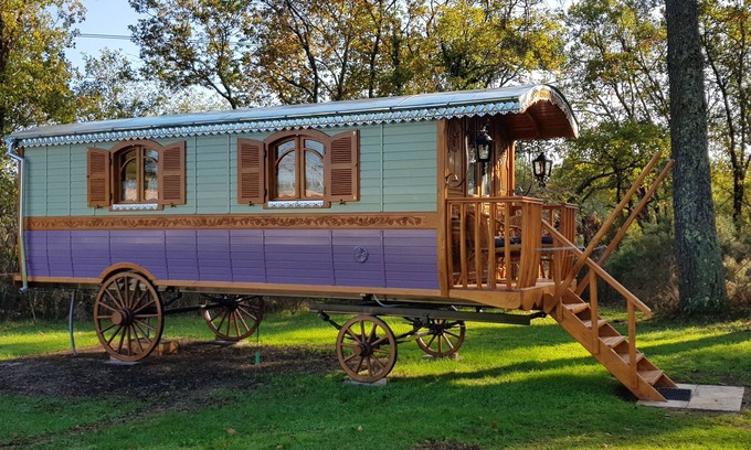 Bussac-Foret Bed & Breakfast | "AU BOIS CHERI" La Roulotte Gîte, Pool/Whirlpool