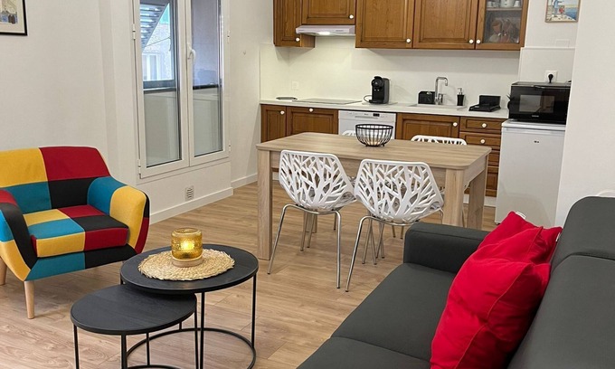 Bastia Apartment | Au Cœur du Vieux-port de Bastia: Appartement La Marine, Climatisé, Tout Confort