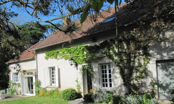 Vesdun House | Au milieu de la France, entourée d’un grand jardin, une maison plein de charme