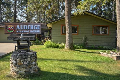 Golden House | Auberge Kicking Horse Guest House