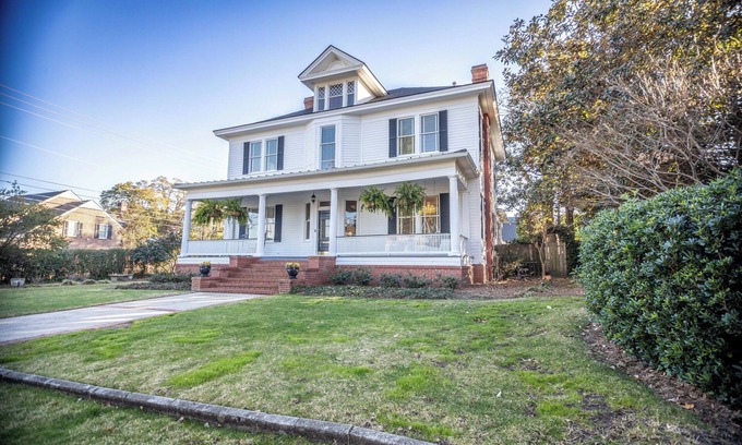 Augusta House | Augusta's Gem - Player quality host home with 1 bed 1 bath detached cottage.