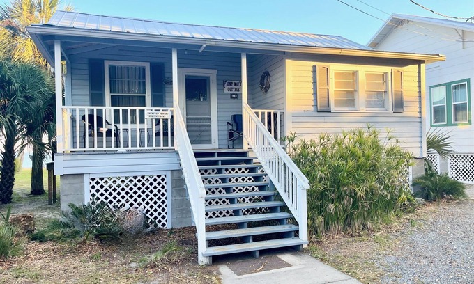 Cedar Key Cottage | Aunt May's - Waterfront Cottage in Cedar Key!