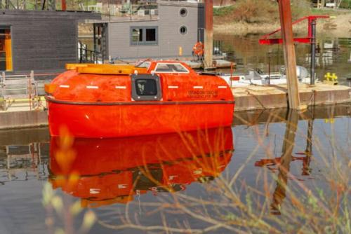 Neuland Boat Rental | Ausgebautes Freifallrettungsboot KNUTSCHKUGEL