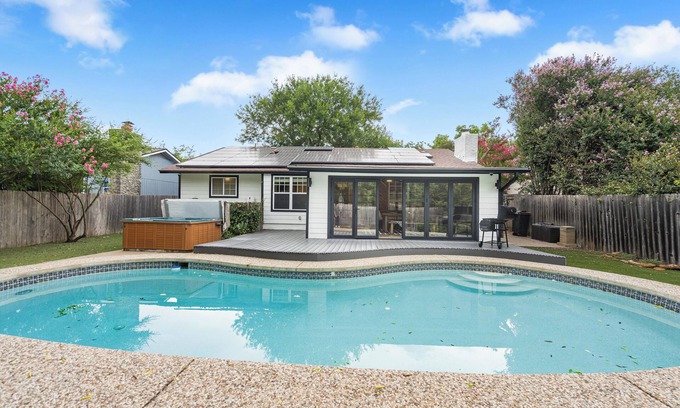 Franklin Park House | Austin Escape w/Pool, Hot Tub & Game Room – DT ,Bars, South Congress, Airport !