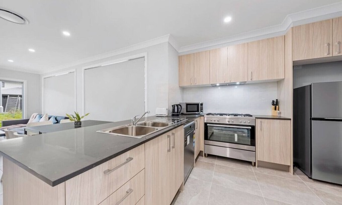 Austral House | Austral Brand New 3Br House with WiFi & Parking