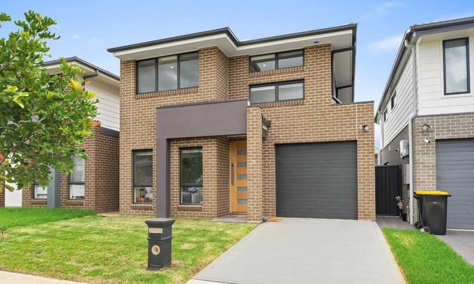 Austral House | Austral Spacious large 5 br home with Central AC