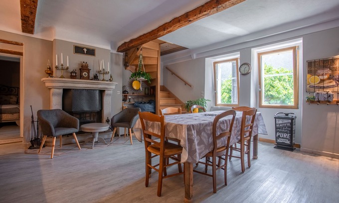 Valderoure Apartment | 'Authentic and Comfortable' Apartment with Shared Garden
