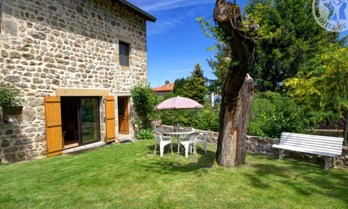 Marols Cottage | Authentic Gîte in Marols for 6 people, private garden