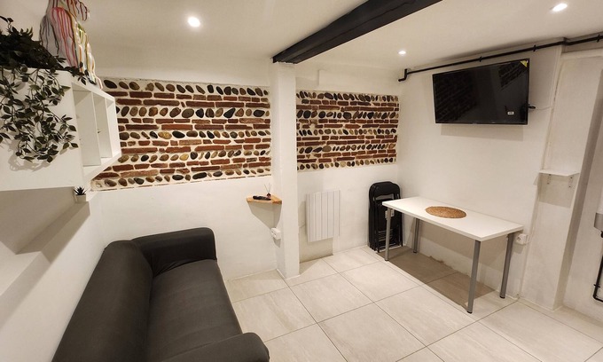 Toulouse City-Centre Apartment | authentic Toulousain - T4 Chalets - Hypercentre - near train station