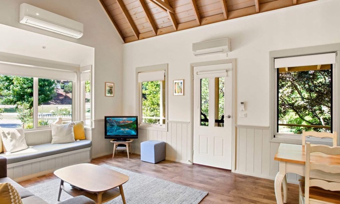 Bright Cottage | AUTUMN ABODE COTTAGES - TWO: Bright