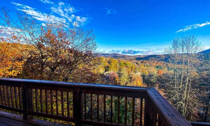Sugar Mountain House | Autumn Escape/Stunning views Chalet w/Fireplace/walk to trails and slopes