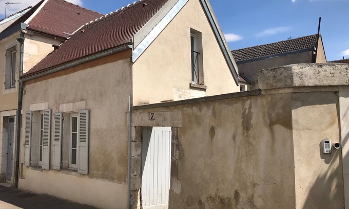 Auxerre House | Auxerre City Center: Small House