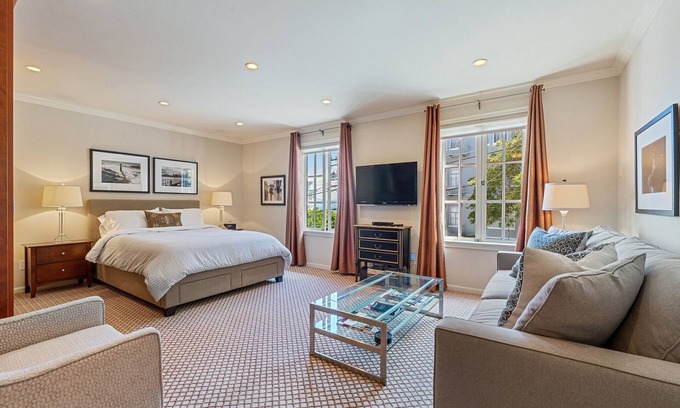 Russian Hill Apartment | AVAILABLE TODAY! SPECIAL FALL PRICING: 50+ FIVE STAR REVIEWS!