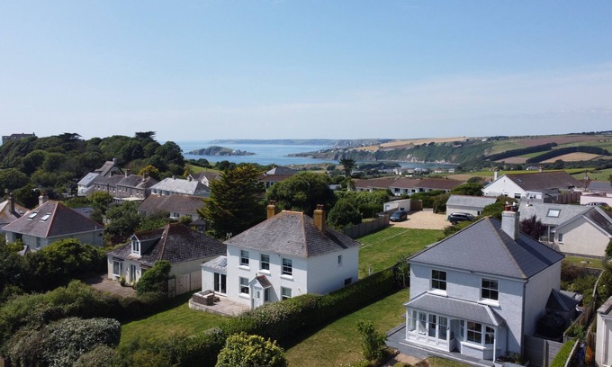 Thurlestone House | Avon Rock - a house that sleeps 8 guests in 4 bedrooms