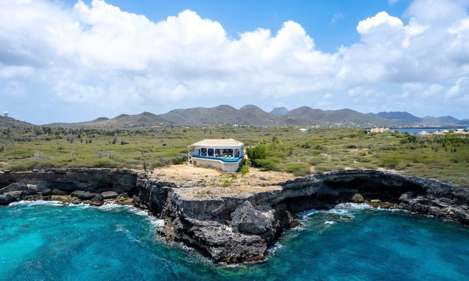 Sabana Westpunt Villa | Award-Winning Luxury Beach-Side Villa - Wrap-around Infinity Pool -Pickleball